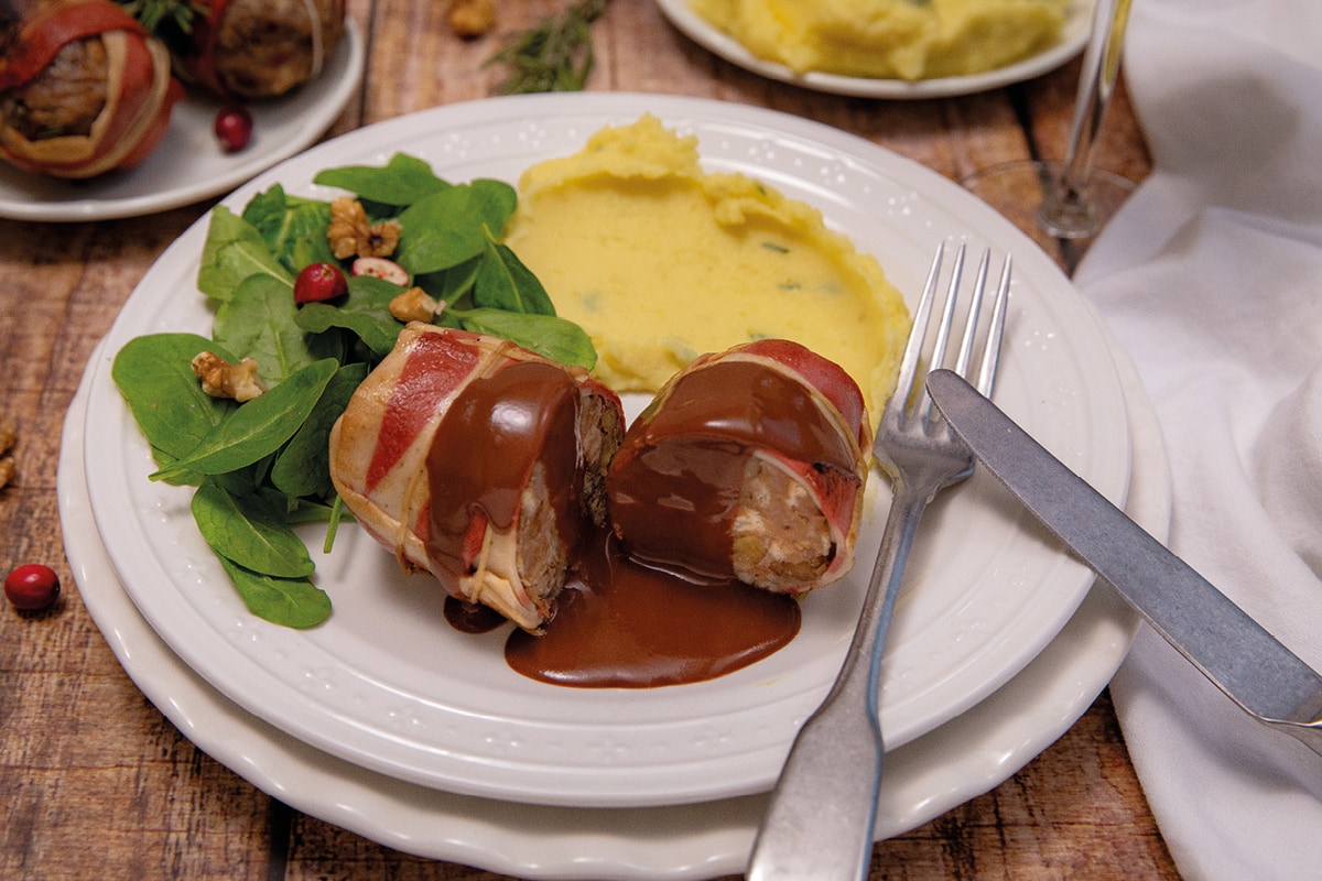 Maronen-Nuss-Rouladen im veganen Bacon-Mantel
