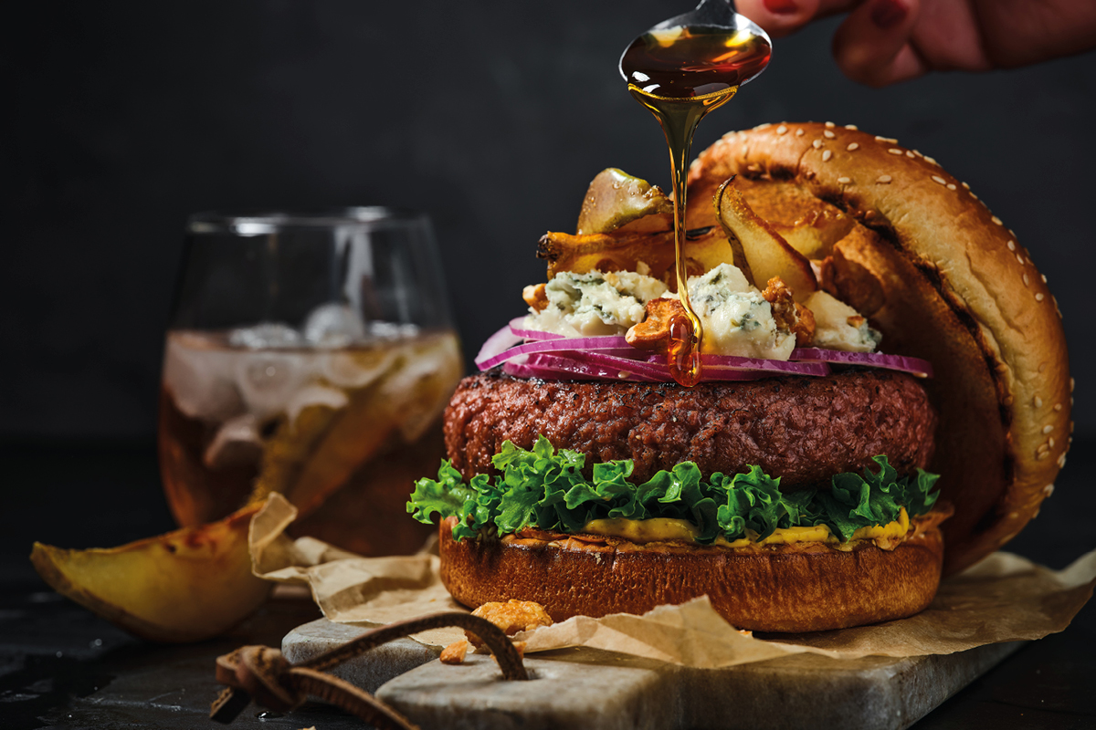 New-Meat*-Burger mit Blauschimmelkäse-Alternative und Birnen
