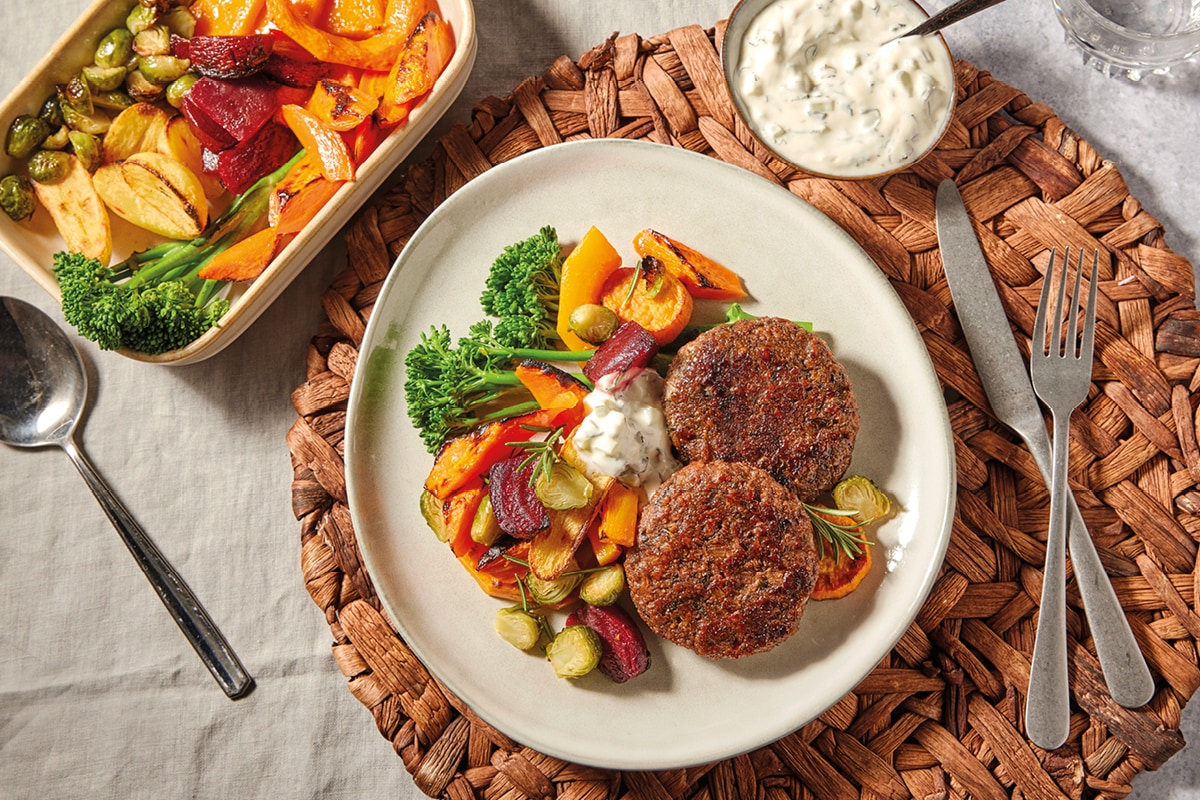 New-Meat* Frikadellen mediterran gewürzt mit Tzatziki und geröstetem Gemüse