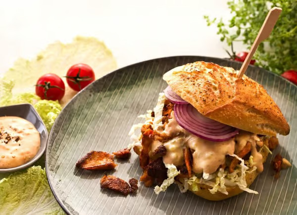 Vegane Alternative zu Pulled Chicken Burger mit Diner-Sauce