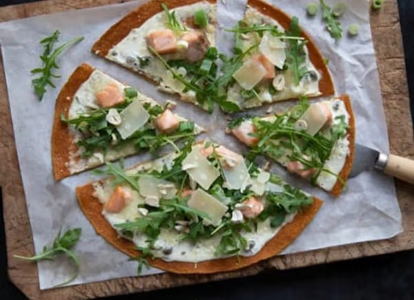 Pizza mit veganer Alternative zu Lachs und Rucola