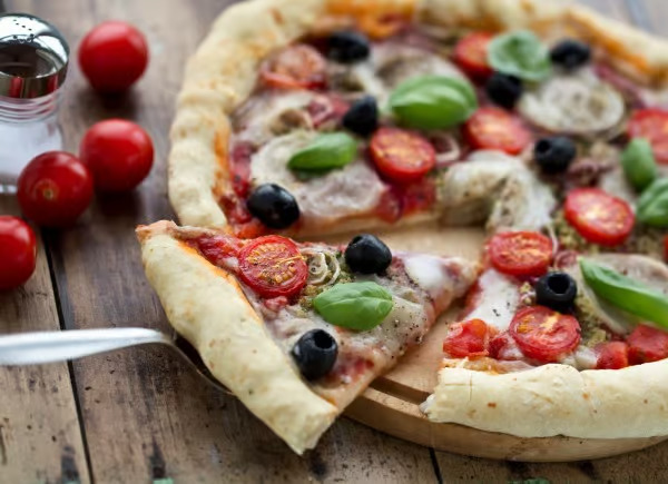Alternative zu Cheesy Crust Tricolore-Pizza