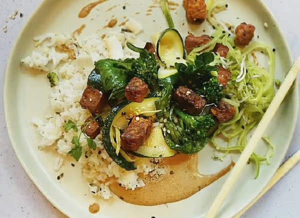 Kokosnussreis mit Gemüse und Tempeh mit asiatischer Marinade