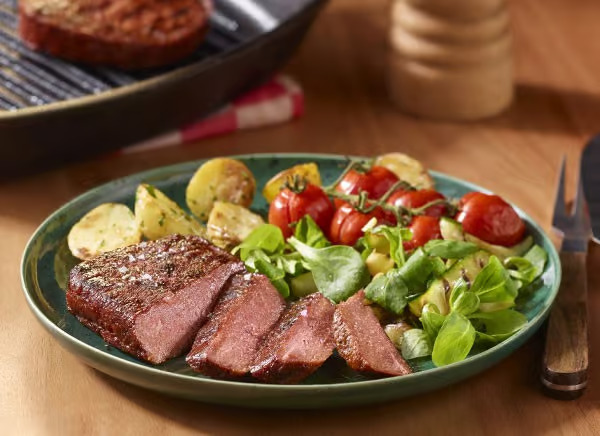 Vegane Steakalternative mit Kartoffeln, Tomaten und gegrillter Zucchini