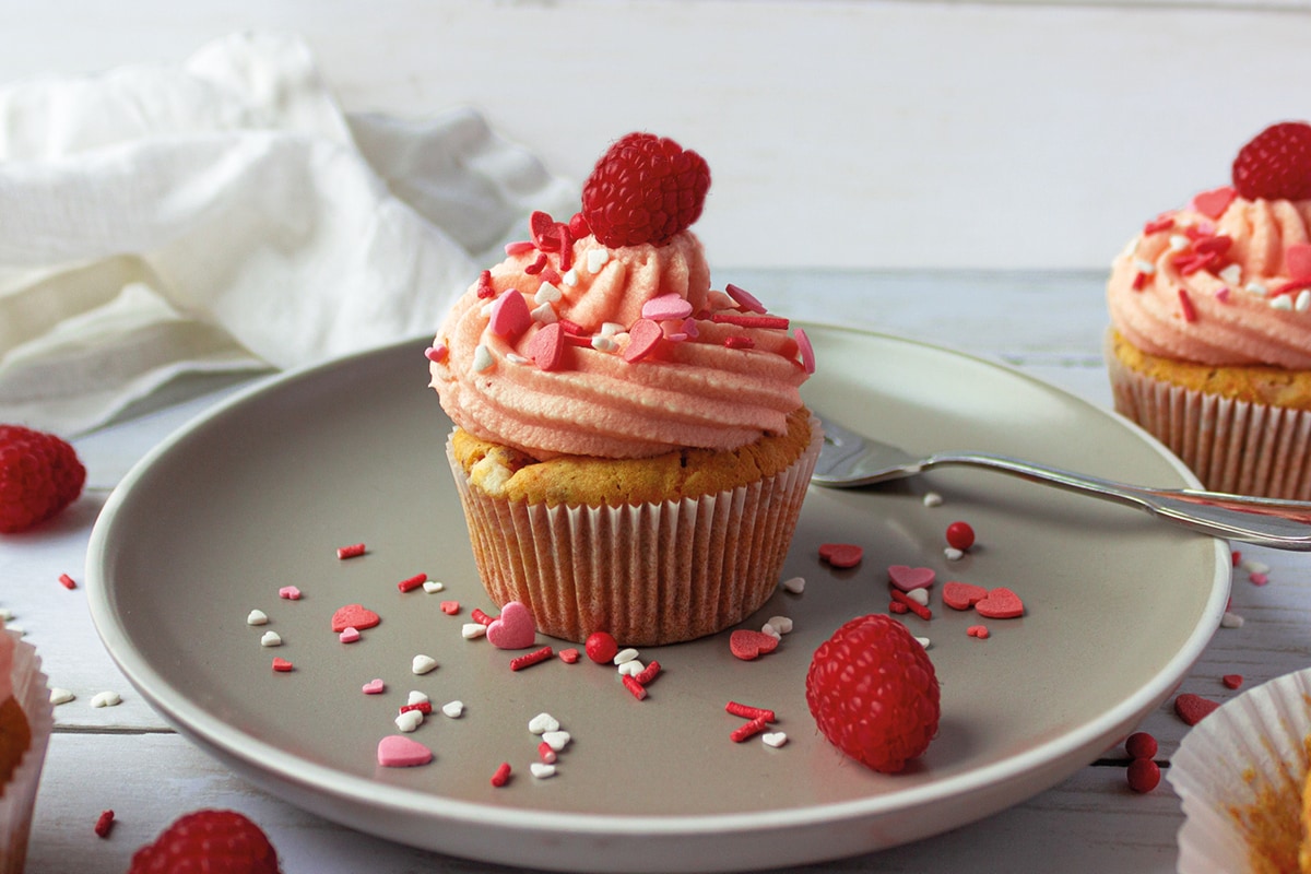 Cupcakes with White Chocolate & Raspberry Frosting