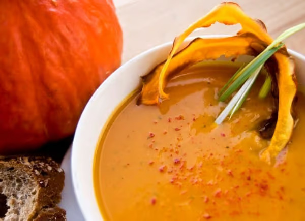 Herbstliche Kürbis-Suppe mit Crispy-Topping