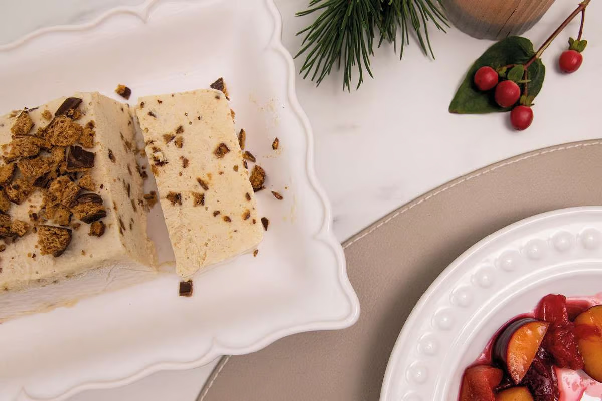 Lebkuchenparfait mit heißen Rotweinpflaumen Lebkuchenparfait mit heißen Rotweinpflaumen