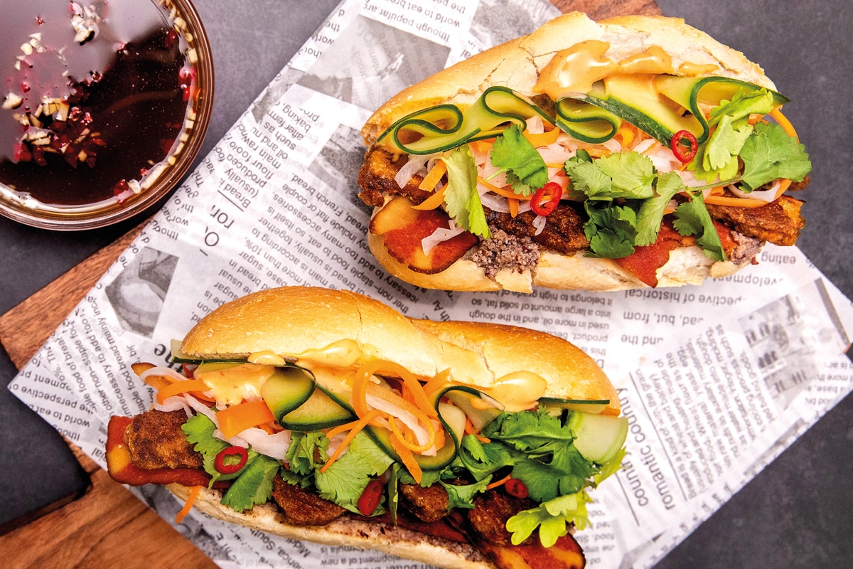 Bành Mi – vietnamesisches Sandwich mit Gemüse und Sriracha