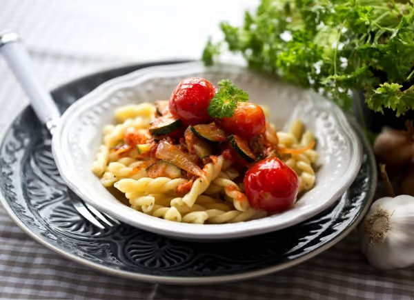 Pasta mit Tomaten, Oliven und veganer Alternative zu Thunfisch