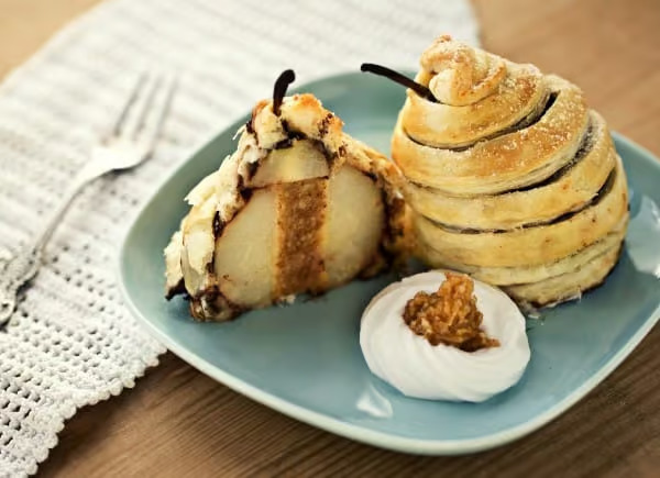 Dattelbirne im Blätterteig-Mantel