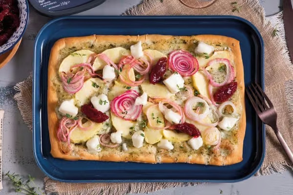 Flammkuchen mit Apfelscheiben und veganer Alternative zu Camembert