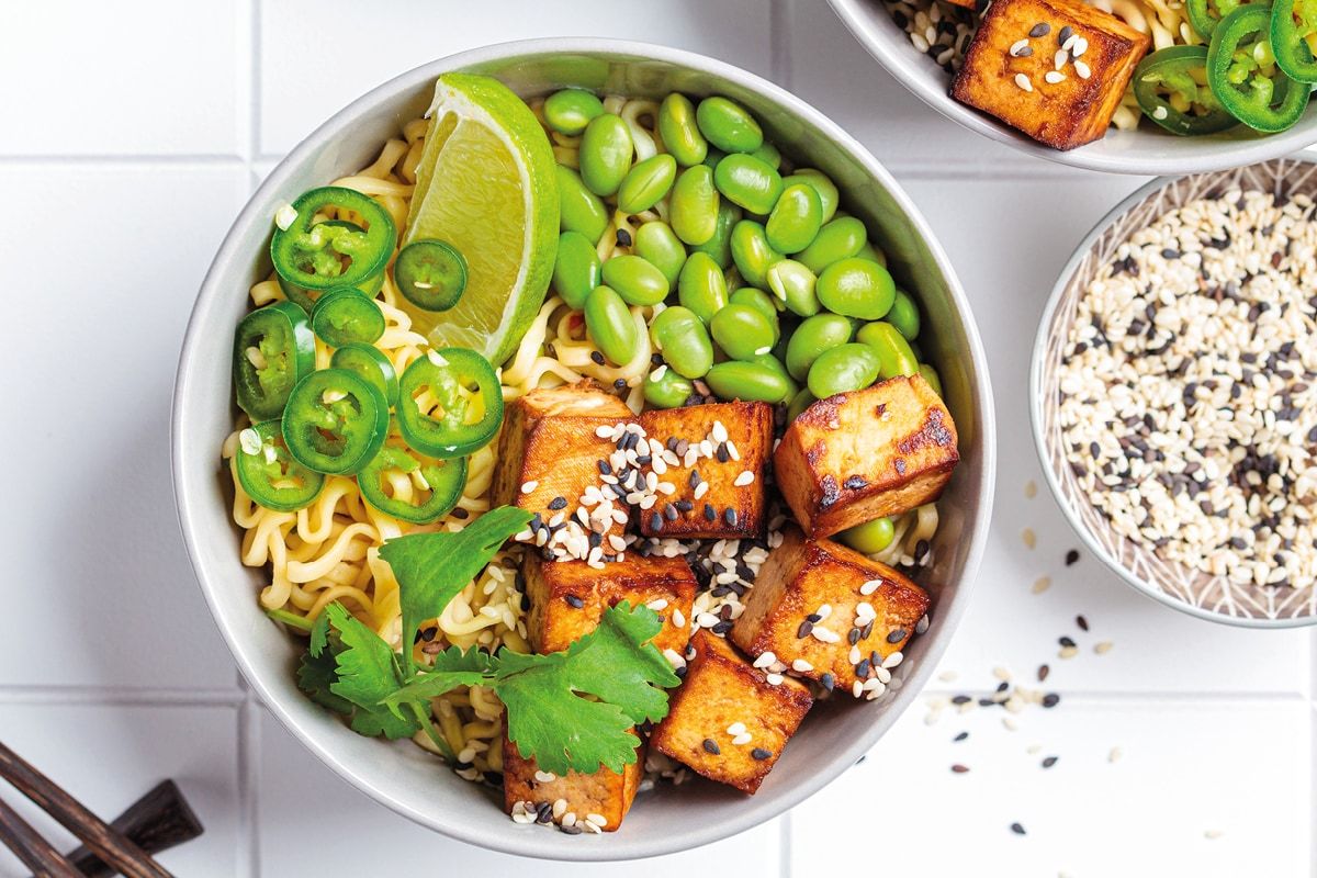 Bowl mit Tofu, Edamame und Nudeln Bowl mit Tofu, Edamame und Nudeln